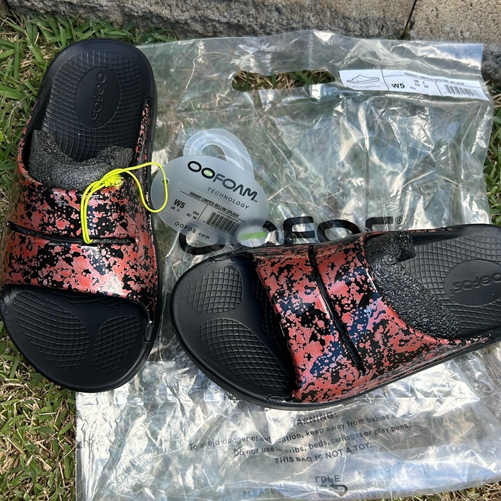 Oofos Bellini Splash shoes new W5 5 black reddish copper splashes. New